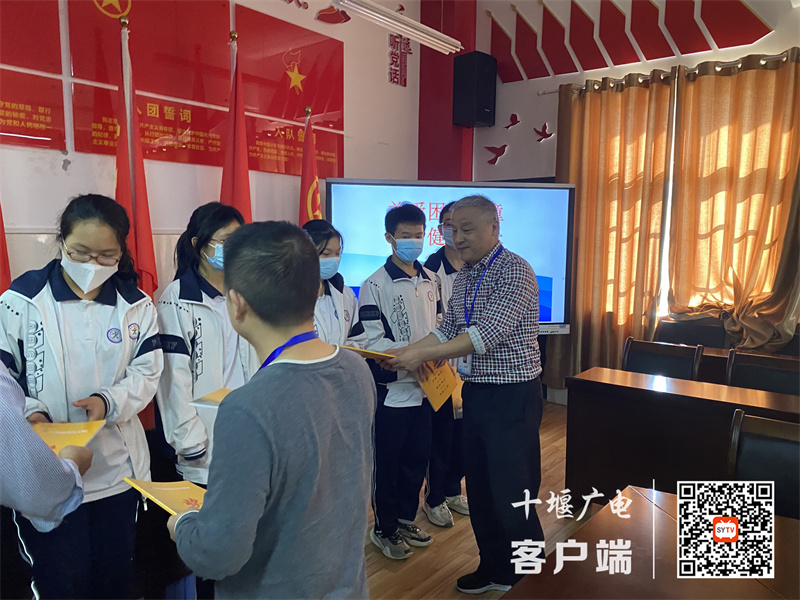 2022.9.21 十堰市东风铁路学校开展困难儿童慰问座谈会活动 (2)