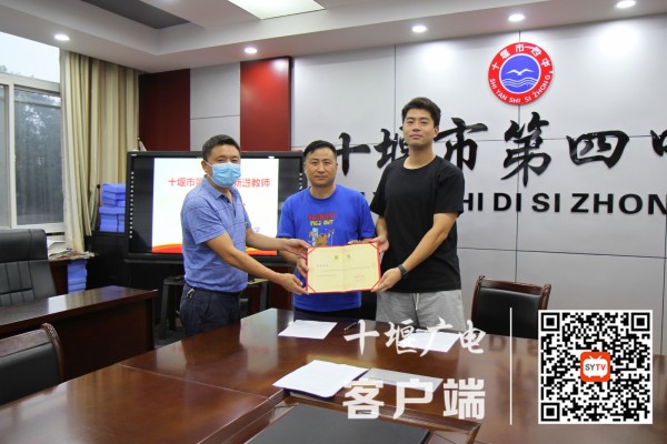 校长谢正明为李强师徒颁发证书