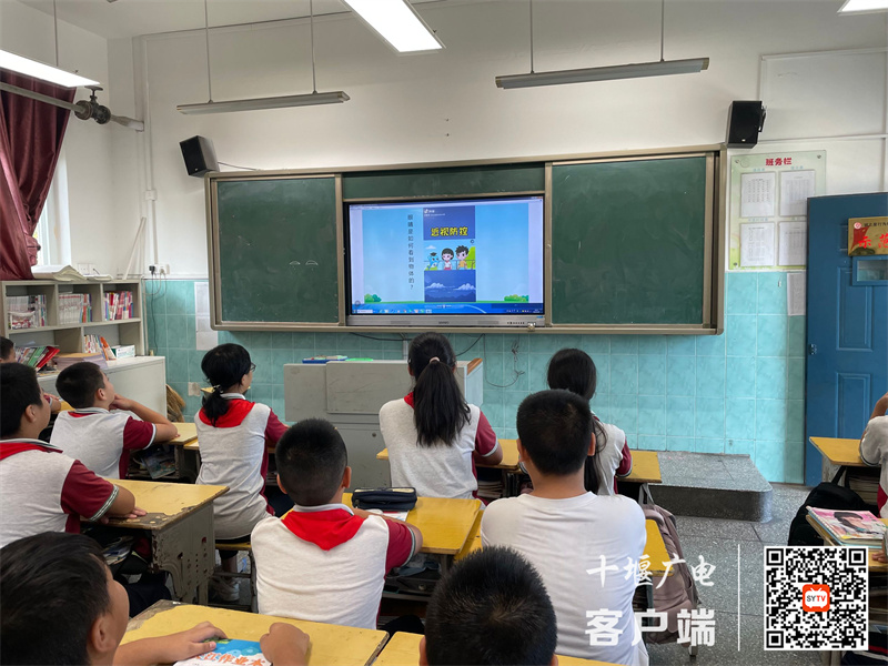 学生观看近视防控宣传片
