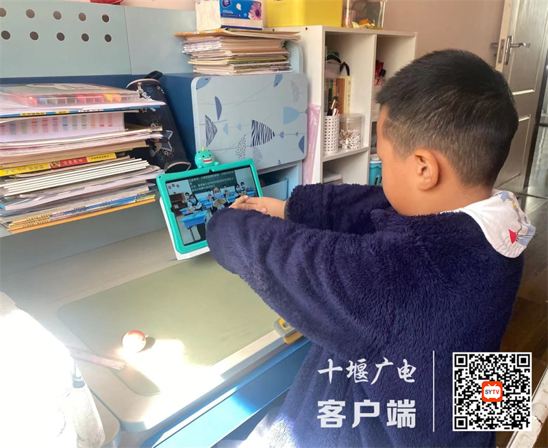 学生做无接触眼保健操
