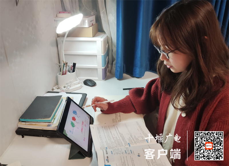 袁佳琪老师认真线上备课