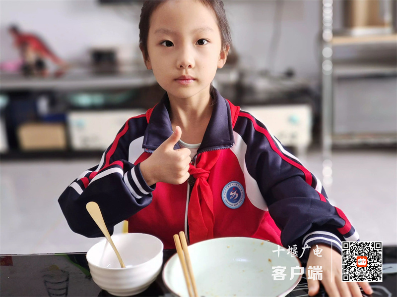 天津路二小学生身体力行“光盘行动”，倡导爱惜粮食