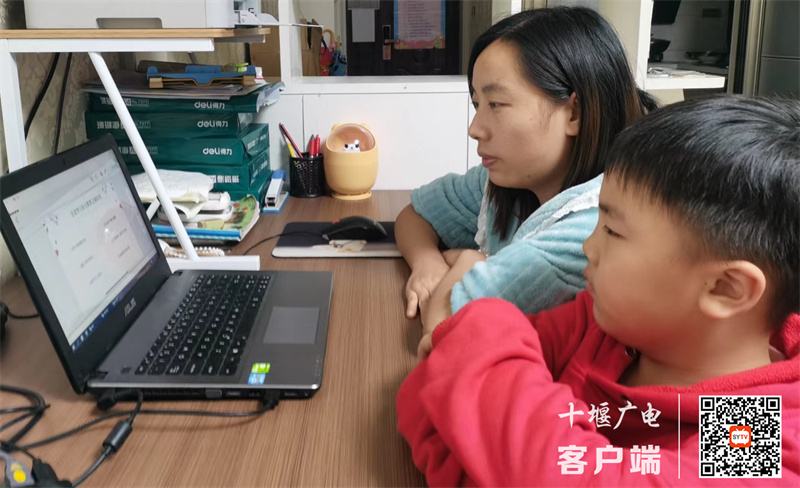 天津路二小家长和学生共同准时收看疫情期间的网络家长会4