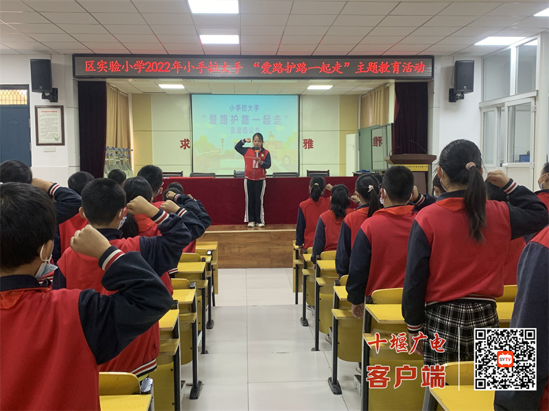 宣读倡议书 承诺行动
