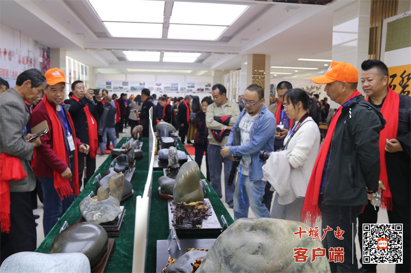 主办的十堰市第七届奇石（书画、摄影、盆景、收藏、诗词楹联）联展暨房县诗经黄酒文化旅游系列产品推介会吸引三万多人次，农产品销售50多万元，文旅综合收入近百万元