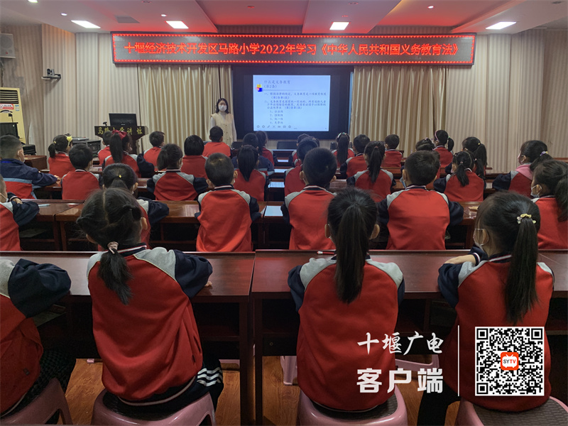 2022年10月24日马路小学组织学生学习《中华人民共和国义务教育法》照片