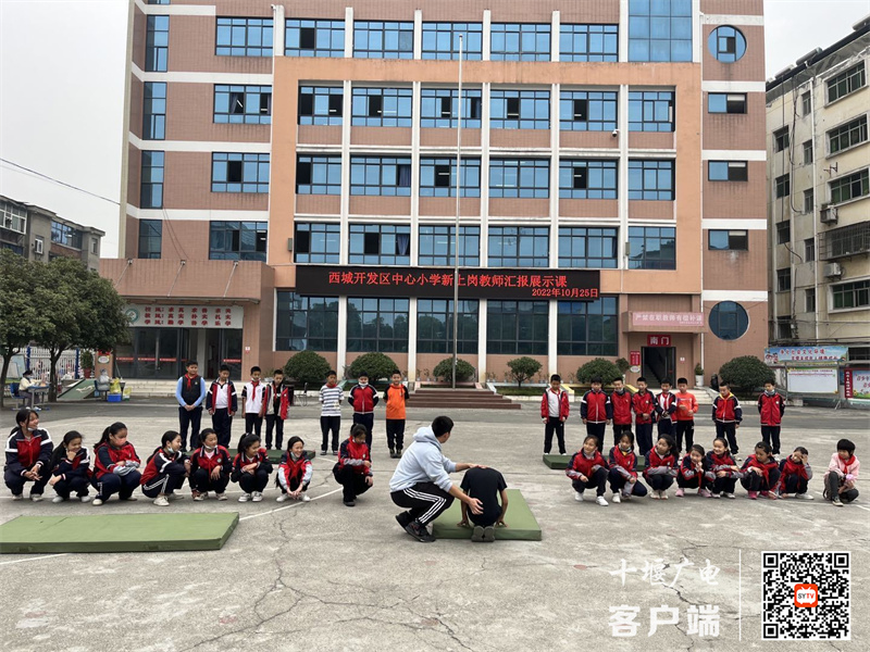 展课堂风采，促新秀成长——西城开发区中心小学新上岗教师汇报课活动照片2