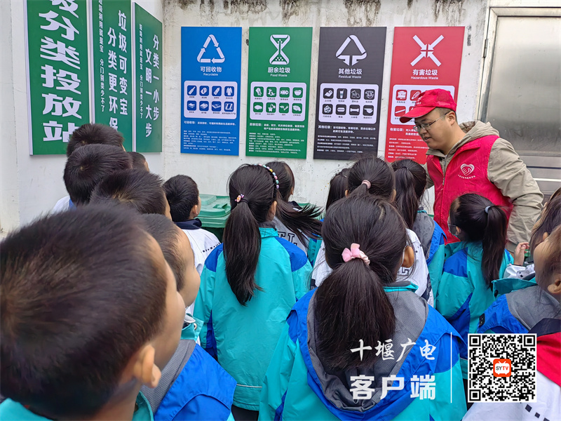 2022.10.31 十堰市东风铁路学校开展垃圾分类回收活动 (6)