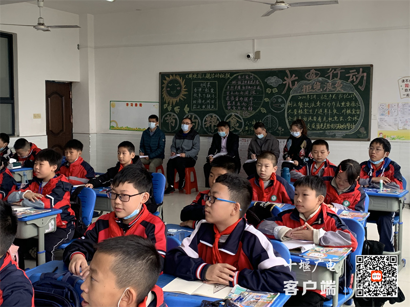 聚焦一线抓质量，听课评课助成长照片2