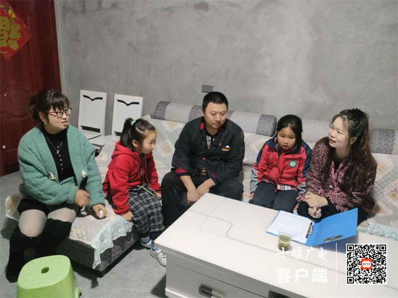 西城开发区中心小学开展“课外访万家”活动1_副本