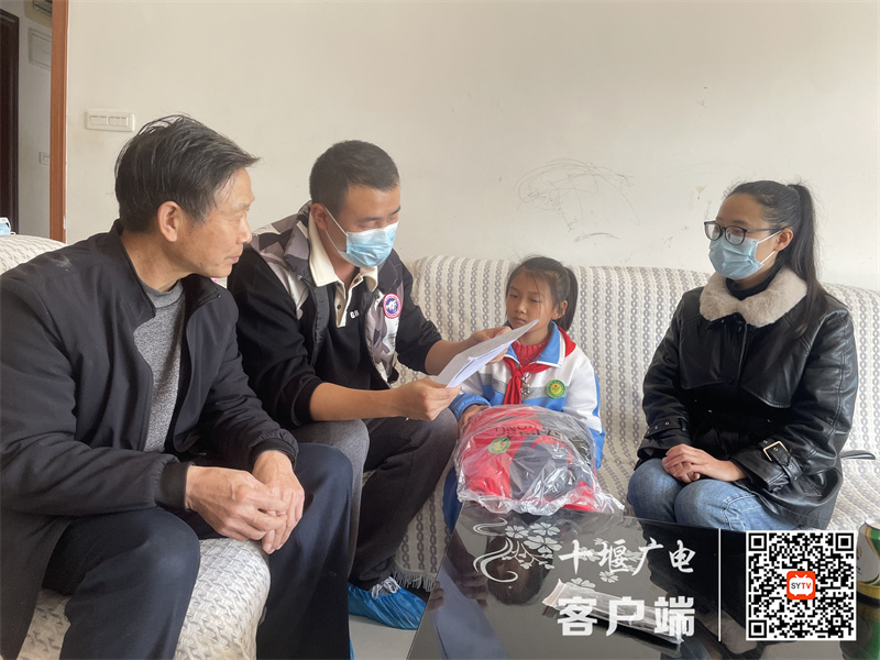 党员下基层周华阳2