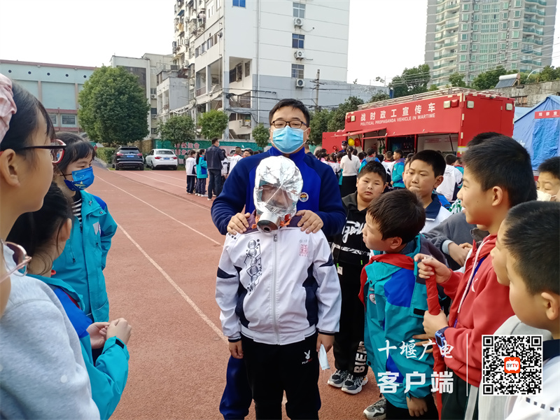 2022.11.7 十堰市东风铁路学校开展消防宣传月活动 (5)