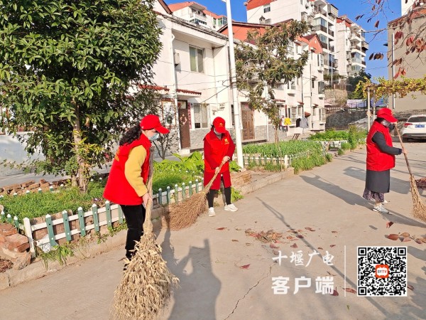 教师志愿者清扫街道中