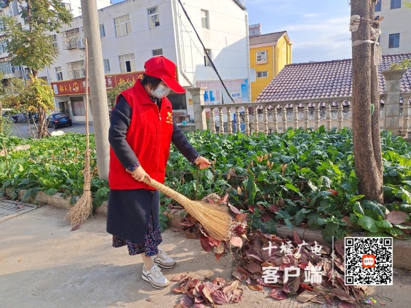 志愿者铲起地上的垃圾