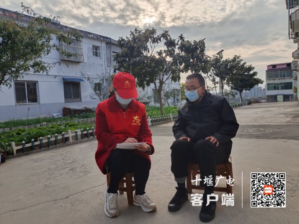 教师志愿者对社区居民进行问卷调查中
