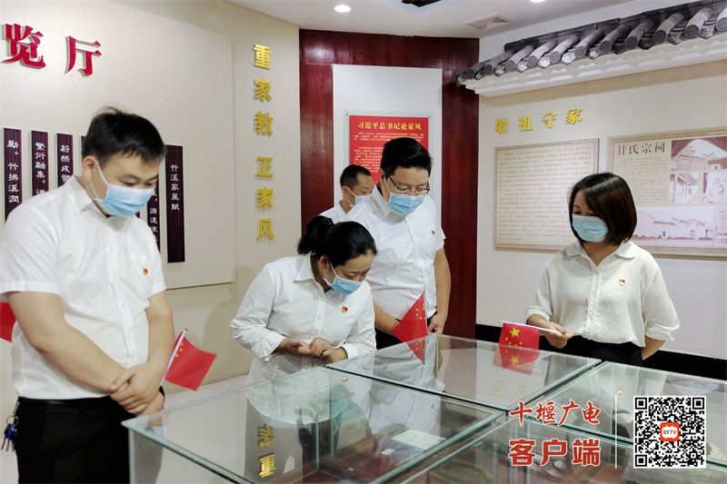 党员干部参观竹溪县家风文化展厅，潜移默化接受家风文化熏陶。 (1)
