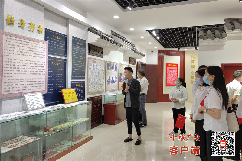 党员干部参观竹溪县家风文化展厅，潜移默化接受家风文化熏陶。 (2)