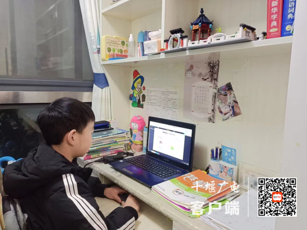 学生认真观看疫情防控宣传视频1