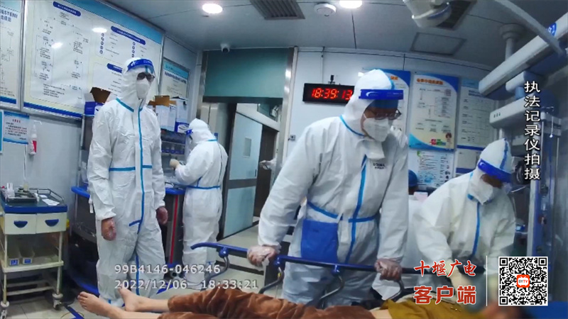 女子一氧化碳中毒  民警三分钟送医.mp4_20221210_210023420
