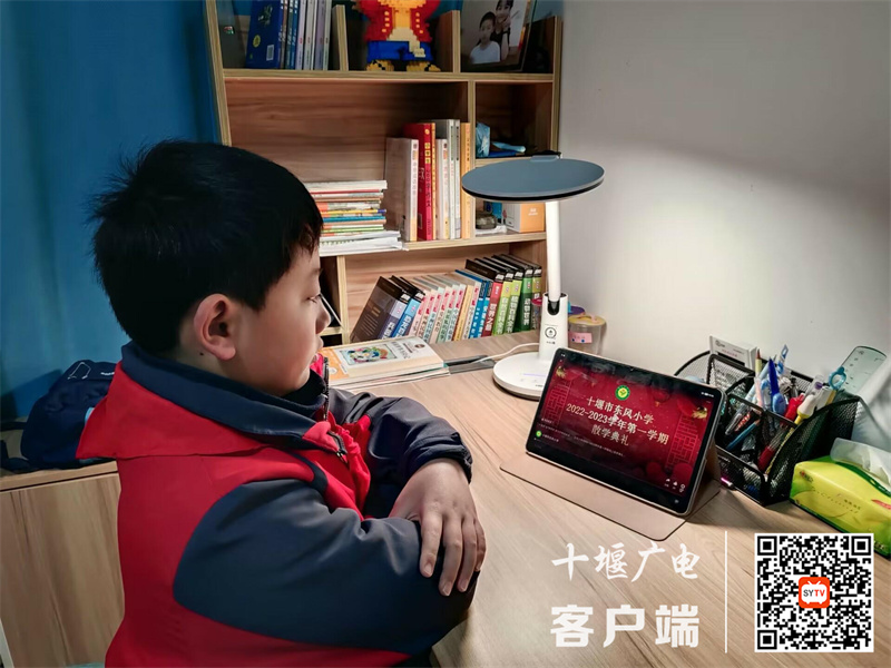 学生参加散学典礼2_精灵看图