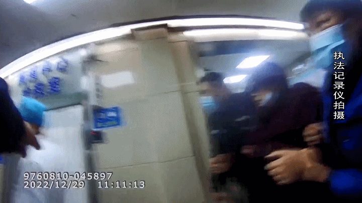 老人晕倒路边 民警及时送医202314208151