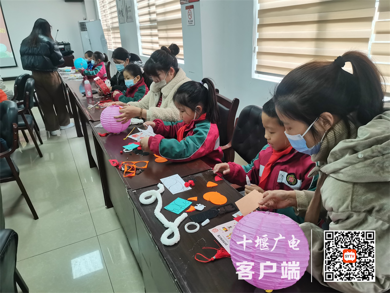 2023年2月3日，十堰市东风50学校学生在光明社区开展元宵节活动图片 (2)