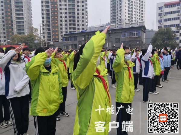 向国旗敬礼