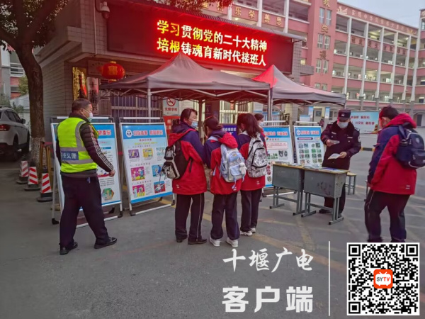 张湾公安分局禁毒支队为四中学生分发禁毒宣传资料1
