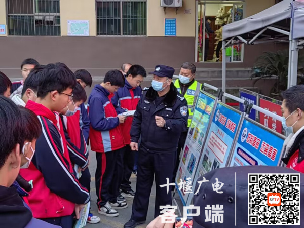 张湾公安分局禁毒支队为四中学生讲解禁毒知识2