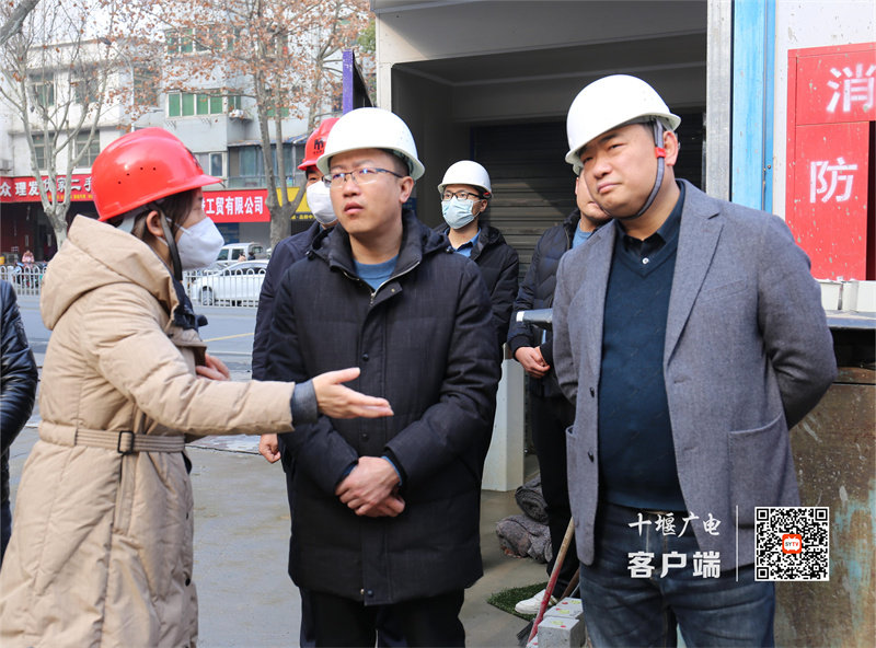 中间白色帽子是赵区长