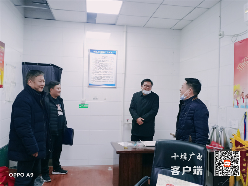 张湾区西城开发区中心小学迎接区教育局开学检查2