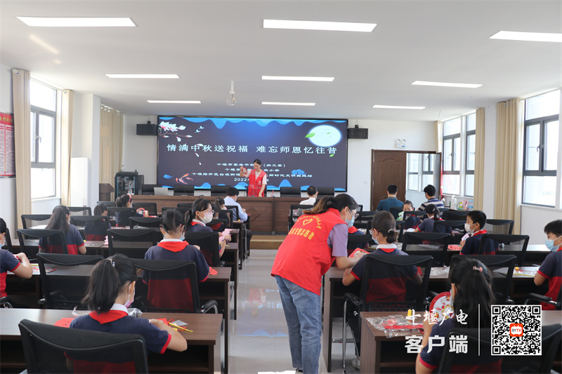 实景图片1：2022年9月9日，十堰经开区白浪小学带领学生在白浪堂社区新时代文明实践中心参加手工活动