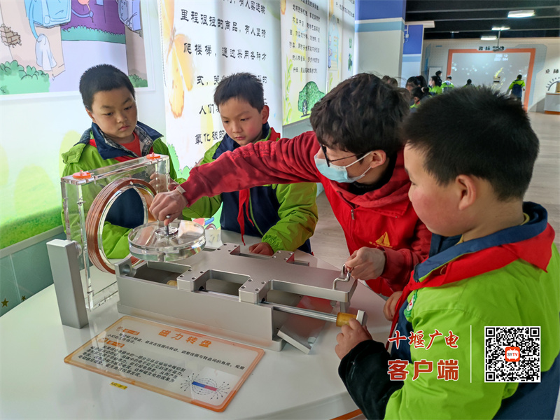 2022年2月22日十堰市广东路小学四年级少先队员走进十堰市科技馆。 (1)