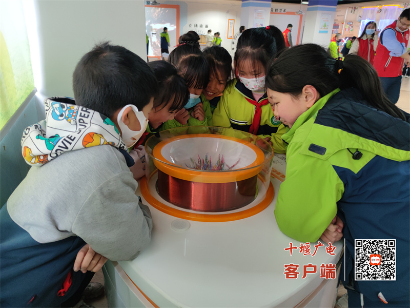2022年2月22日十堰市广东路小学四年级少先队员走进十堰市科技馆。 (9)