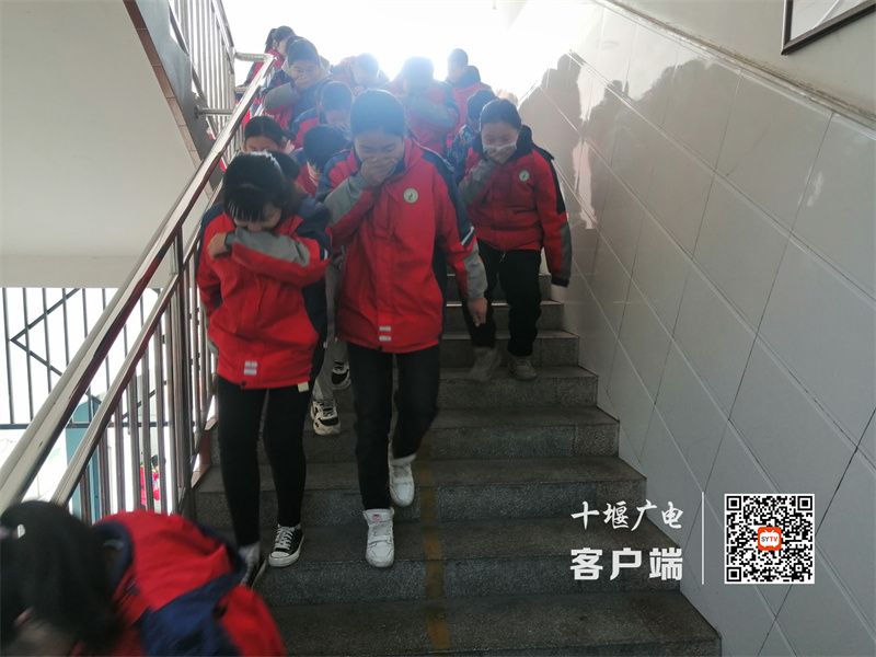 张湾区炉子小学举行2023年春季消防应急疏散演练活动-3_副本