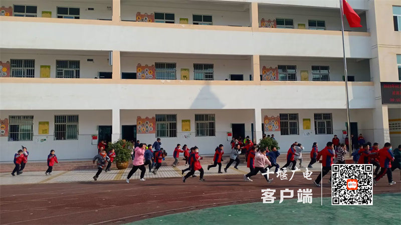 张湾区炉子小学举行2023年春季消防应急疏散演练活动图片-1_副本