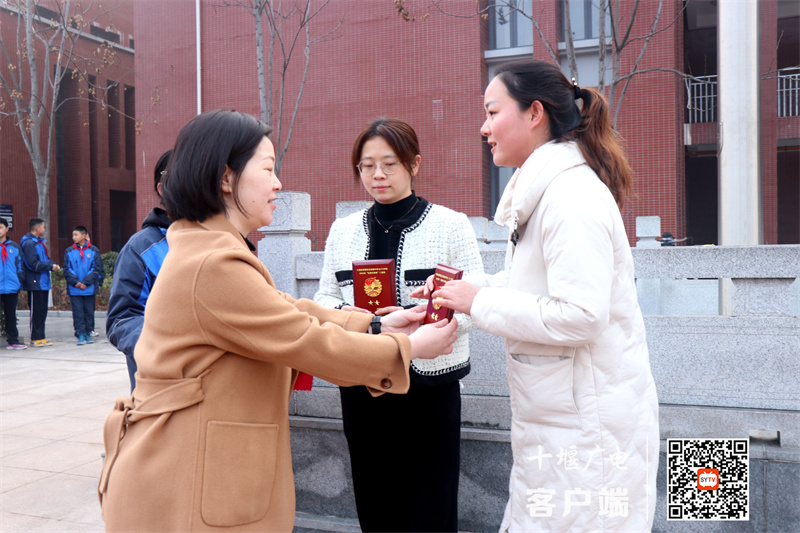 副校长李爱莉为集体授章_副本