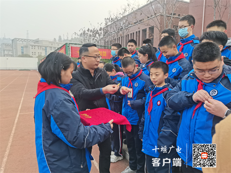 副校长任鹏为学生授章_副本