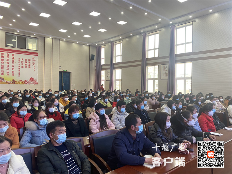 2023.3.1 十堰市东风铁路学校召开家长学校 (4)