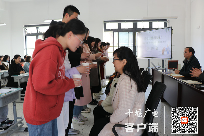 师徒结对敬茶环节