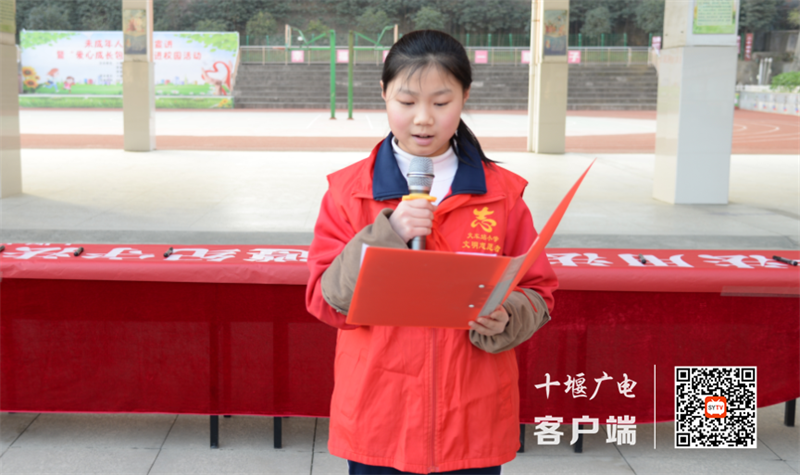 志愿者进行法治宣讲