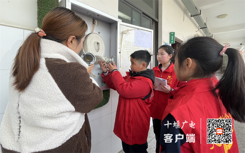 志愿者排查消防隐患
