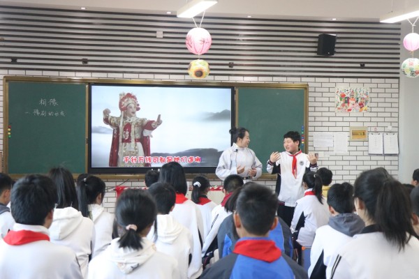 音乐  乔明月  引导学生做动作 (1)