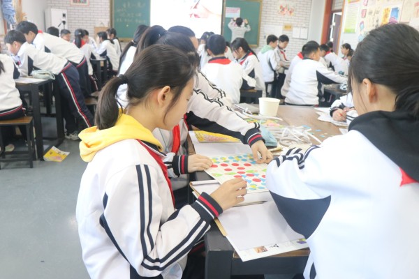 美术课学生动手做