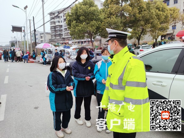学生送警察糖果