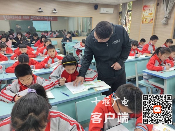 十堰市东风40学校开展新教师过关课