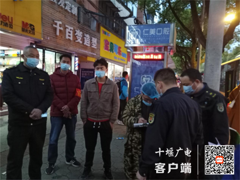 东风五中联合多部门开展校园周边环境整治工作1