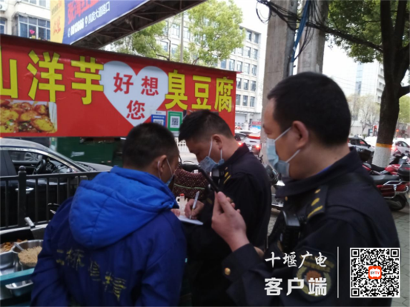 东风五中联合多部门开展校园周边环境整治工作2