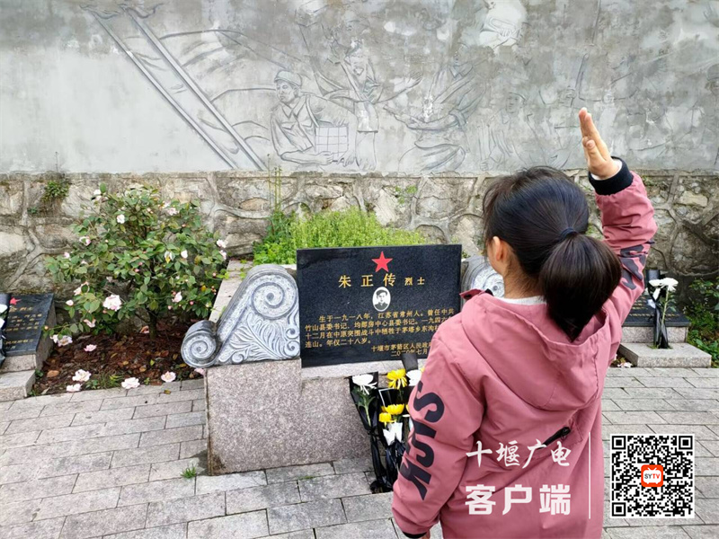 2023.4.5 十堰市东风铁路学校开展清明祭英烈主题教育活动 (5)