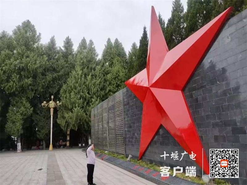 2023.4.5 十堰市东风铁路学校开展清明祭英烈主题教育活动 (1)